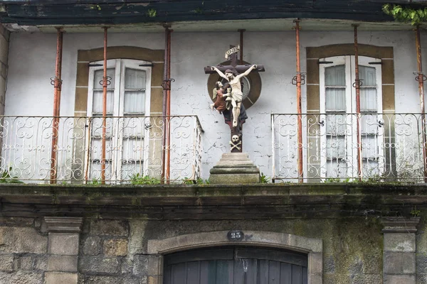 Een Groot Kruisbeeld Het Balkon Van Een Verlaten Huis — Stockfoto