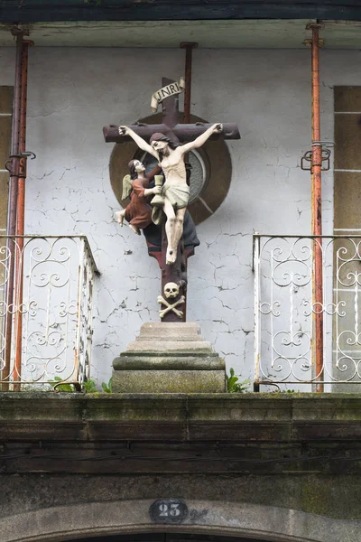 Ein Großes Kruzifix Auf Dem Balkon Eines Verlassenen Hauses — Stockfoto