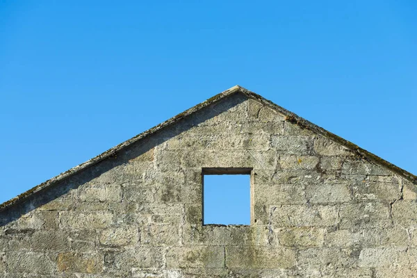Façade Une Maison Abandonnée Avec Une Fenêtre Sans Verre Volet — Photo