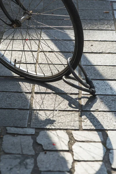 自行车车轮在人行道上的影子 — 图库照片