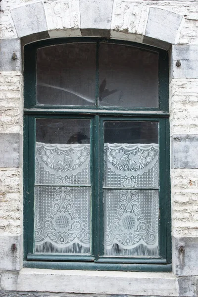 Altes Fenster Mit Spitzenvorhängen — Stockfoto