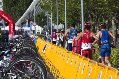 Pontevedra, İspanya - 22 Mayıs 2016: Şampiyonası İspanya triatlon röle katılımcıların detay şehirde düzenlenen.