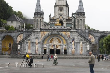 Lourdes, Fransa - 6 Temmuz 2016: Main square Lourdes Virgin kutsal alanın altındaki cepheli.