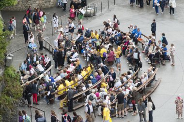 Lourdes, Fransa - 6 Temmuz 2016: Hacılar ve gönüllü bir dini tören, tapınak of Our Lady of Lourdes adlı başlamak için açık hava bekleyin.
