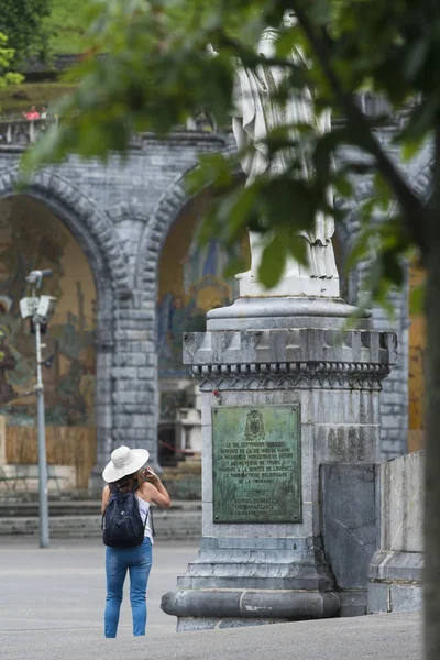 Lourdes Frankreich Juli 2016 Eine Frau Beobachtet Eine Der Riesigen — Stockfoto