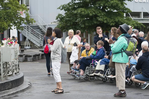 Lourdes Francja Lipca 2016 Wolontariusze Wielbicieli Wózku Inwalidzkim Sanktuarium Matki — Zdjęcie stockowe