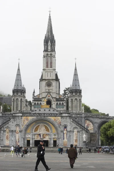 Lourdes France Juillet 2016 Place Principale Avec Décoloration Fond Sanctuaire — Photo