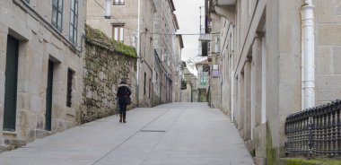 Pontevedra, İspanya - 19 Ocak 2016: Taş döşeme ile şehrin tarihi bölgesi caddelerinden biri.