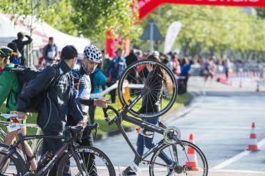Pontevedra, İspanya - 22 Mayıs 2016: Şampiyonası İspanya triatlon röle katılımcıların detay şehirde düzenlenen.