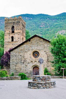 eski otantik taş çan kulesi ile bina