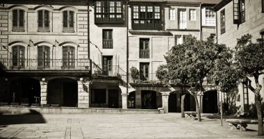 parlak güneş ışığı altında eski otantik binalar