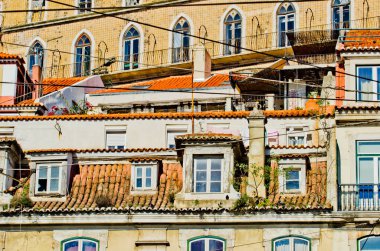 parlak güneş ışığı altında eski otantik binalar