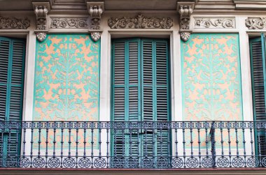 eski bina balkon ve windows ile otantik önden görünümü