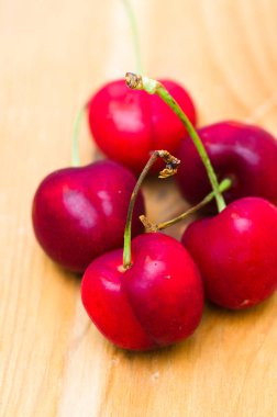 Kırmızı Olgun Kiraz ahşap tahta üzerinde