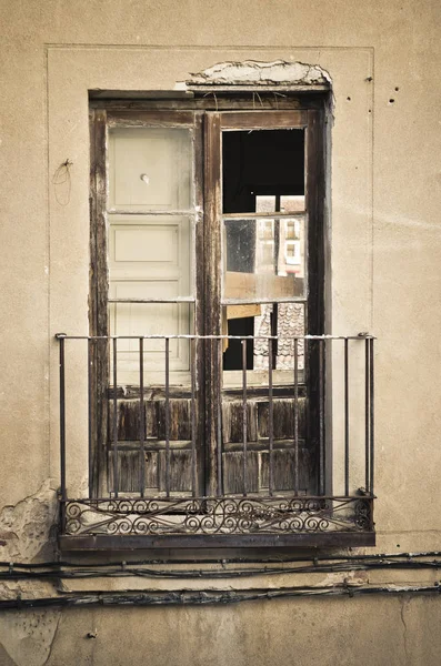 废弃建筑的阳台 正面景观 — 图库照片