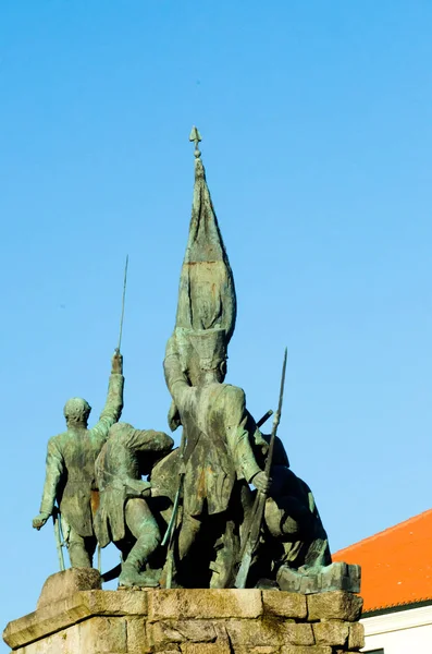 Verwittertes Denkmal Mit Militärischen Skulpturen Gleißenden Sonnenlicht — Stockfoto