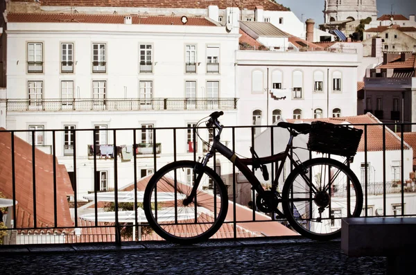 Bicicleta Aparcada Junto Valla Con Edificios Antiguos Iluminados Por Sol —  Fotos de Stock