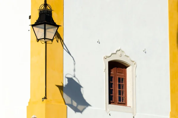 Pencere Fener Güneş Işığı Ile Eski Otantik Yapı — Stok fotoğraf