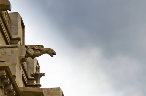 Старые Аутентичные Детали Фасада Здания Скульптурами Голубом Небе — стоковое фото