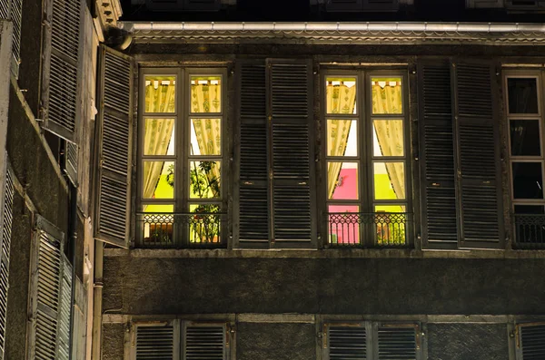 Pohled Osvětlený Oken Starých Autentické Domu — Stock fotografie