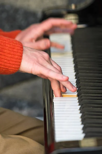 Männliche Hände Die Klavier Spielen Nahaufnahme — Stockfoto