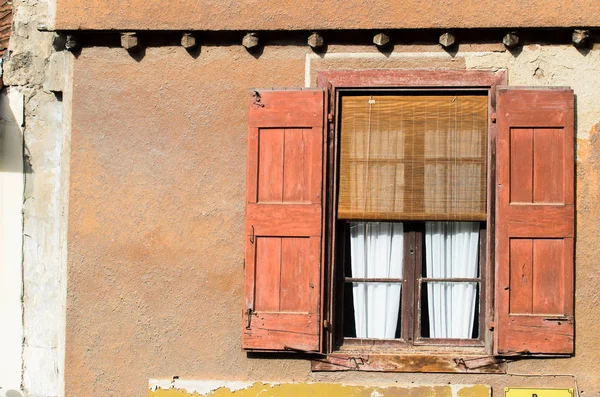 Parlak Güneş Işığı Altında Ahşap Kepenkleri Ile Pencere — Stok fotoğraf