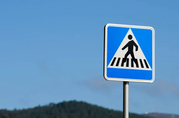 青い空と歩行者横断歩道の標識 — ストック写真