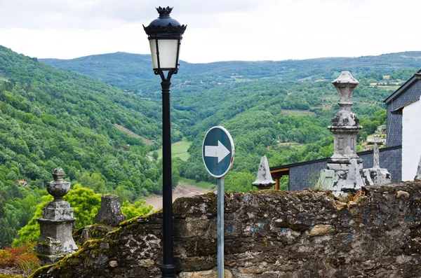 Anciens Murs Bois Lanterne Avec Des Collines Verdoyantes Sur Fond — Photo