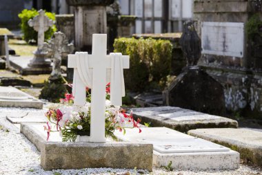 Mezarlık beyaz Christian görünümünü haçlar