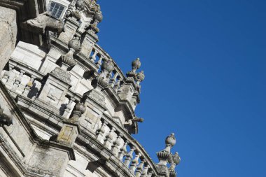 eski bina cephe ile güneş ışığı altında çit