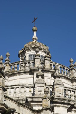 eski bina Cephesi sızıntısı mavi gökyüzü ile