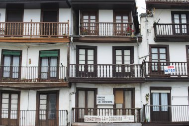 eski beyaz ile birçok balkon bina görünümünü