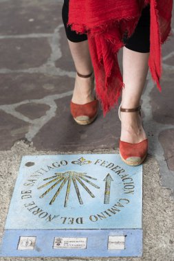 kaldırım üzerinde işareti olan kırmızı Sandaletler içinde kadın ayakları