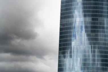 cam cephe ofis binası ve bulutlu gökyüzü