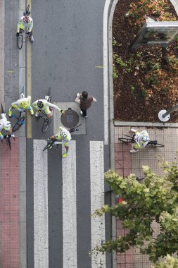 yolda Bisiklet üniformalı havadan görünümü
