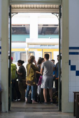 kapı aracılığıyla istasyonunda duran insanlar görünümünü