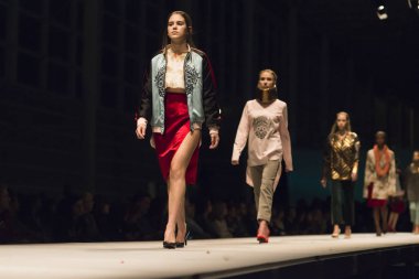 moda giysiler görüntüleme podyumda yürürken modelleri