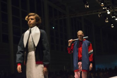 moda giysiler görüntüleme podyumda yürürken modelleri