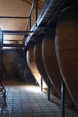 şaraphane iç büyük ahşap kapları ile