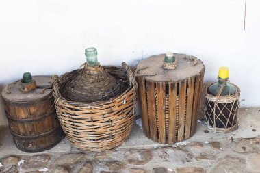 büyük carafes sepet beyaz duvar tarafından