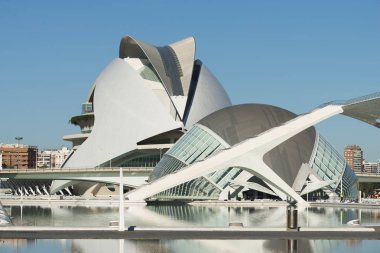 suya yansıtan modern Bina İnşaatı