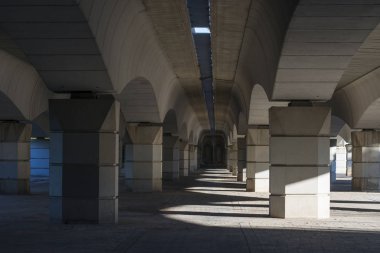 Perspektif Görünümü tüneli güneş ışığı ve gölgeler ile azalan