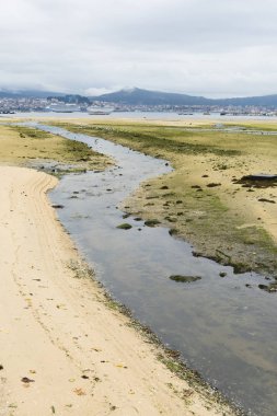 creek uzak tepeleri ile sarma doğal görünümü