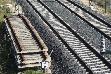 parlak güneş ışığı altında demiryolu parça görünümünü