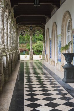 güzel veranda sütunlar ve saksı bitki ile