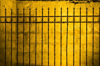 çitin yanında ışıklı taş duvar eski bina