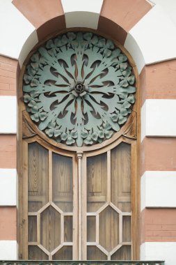 Ahşap kapılar ile eski otantik bina