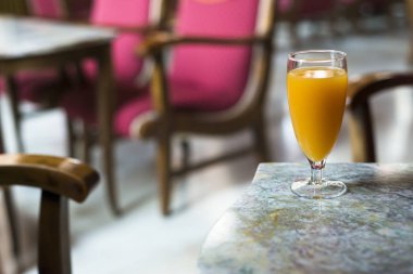 kafede masada portakal suyu bir bardak