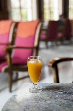 Bir tablo üzerinde cam meyve suyu