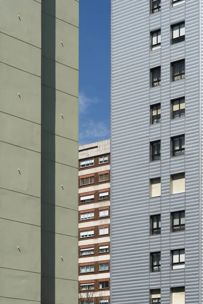 Tre Olika Byggnader Och Blå Himmel — Stockfoto